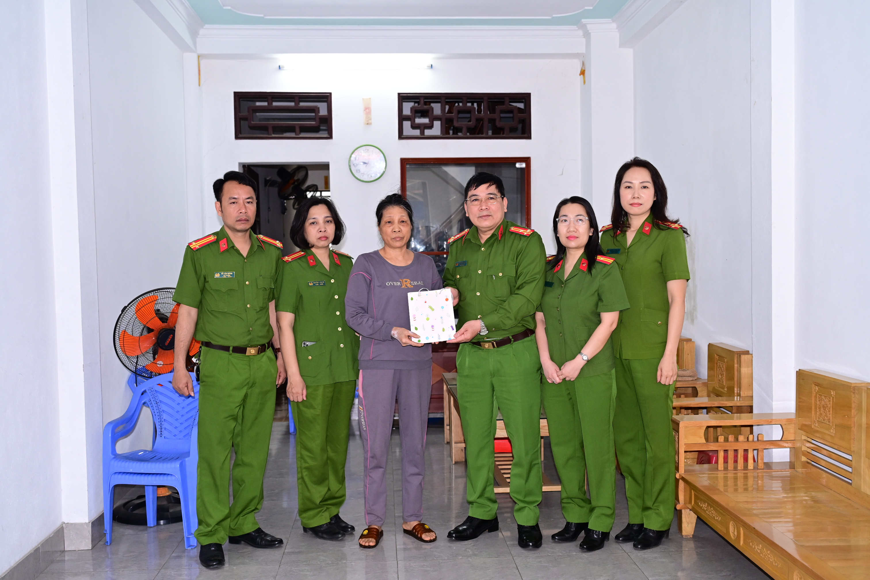 Phòng Cảnh sát QLHC về TTXH: Thăm hỏi, tặng quà CBCS có hoàn cảnh đặc biệt khó khăn